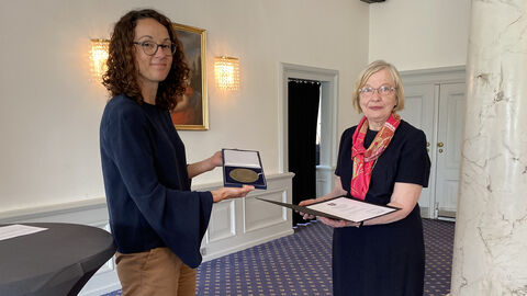 Dr. Ursula Jungherr (r) hat den Landesmusikrat Hessen wesentlich geprägt. Ministerin Angela Dorn hat sie für ihr Engagement mit der Goethe-Plakette ausgezeichnet. Ministerin Angela Dorn überreicht Ursula Jungherr die Goethe-Plakette
