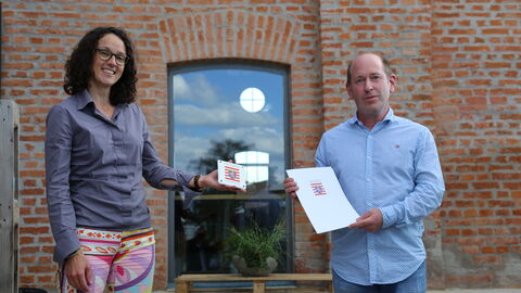 Kunst- und Kulturministerin Angela Dorn überreicht Ulf Stiller die Auszeichnung "Denkmal des Monats" für die Restaurierung des Güterbahnhofs. Kunst- und Kulturministerin Angela Dorn überreicht Ulf Stiller die Auszeichnung "Denkmal des Monats" für die Restaurierung des Güterbahnhofs.