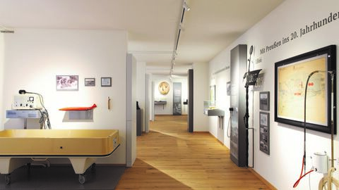 Blick in die Ausstellung des Klostermuseums Bad Emstal Blick in die Ausstellung des Klostermuseums Bad Emstal - man sieht interaktive Stationen mit Karten und ein Pflegebett