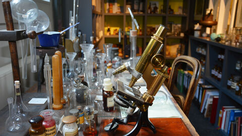 Die Ausstellung zeigt, wie Apotheker früher arbeiteten. Blick in die Ausstellung des Kur-Stadt-Apothekenmuseums: Man sieht ein antikes Mikroskop, Fläschchen und allerlei Apothekenutensilien