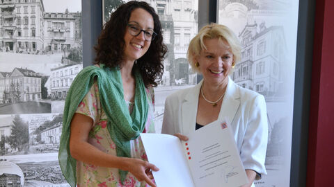 Kunst- und Kulturministerin Angela Dorn überreicht Martina Bleymehl-Eiler vom Kur-Stadt-Apothekenmuseum die Auszeichnung "Museum des Monats".