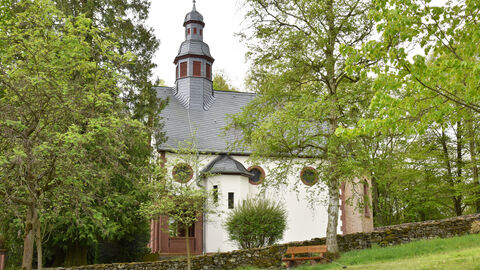 Die sanierte Heidbergkapelle in Sickendorf von außen im Wald