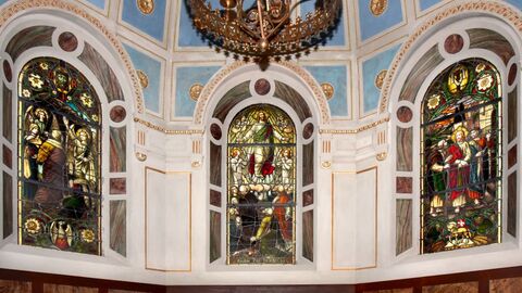 Das Innere der sanierten Heidbergkapelle mit kunstvollen Mosaikfenstern