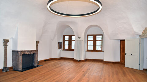 Blick in einen Saal im Limburger Schloss Blick in einen Saal im Limburger Schloss: die Wände sind weiß, Boden und Kamin sind renoviert