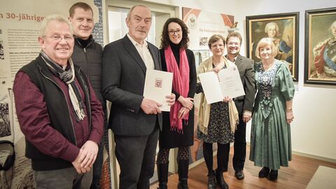 Ministerin Dorn in einer Gruppe mit Vertreterinnen und Vertretern des Museums Laubach.