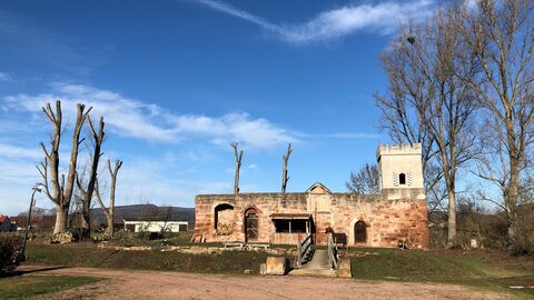 Die Wasserburg Aue von außen: Eine Brücke füht zu einem kastenförmigen Bau mit Turm