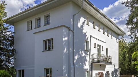 Das Haus Habich auf der Mathildenhöhe Darmstadt Das Haus Habich von außen, ein quadratischer weißer Bau mit flachem Fach