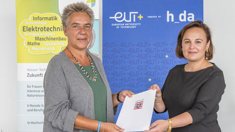 Staatssekretärin Ayse Asar übergibt den Förderbescheid an Prof. Dr. Yvonne Haffner, zentrale Projektleiterin des Hessen Technikums.