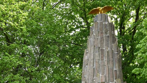 Denkmal für die „Helden-Kaiser Wilhelm I und Friedrich III“ und vier Leuner Bürger; eine steinerne Stele, auf der ein goldener Adler mit ausgebreiteten Flügeln sitzt