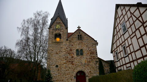Die Marienbasilika von außen in Kreuzform mit gotischer Nebentür