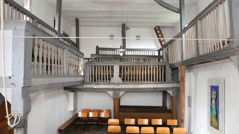 Blick in die Alte Kirche Niedereisenhaus mit historischem Gebälk