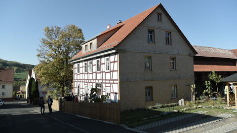 Der Rhönhof Tann von außen, ein stattliches Fachwerkhaus 