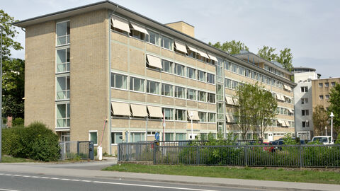 Das ehemalige Gebäude der Bundesschuldenverwaltung; ein mehrstöckiger, rechteckiger Bau mit vielen Fenstern