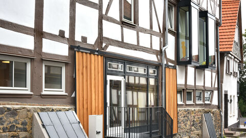 Die ehemalige Scheune von außen, ein Fachwerkhaus