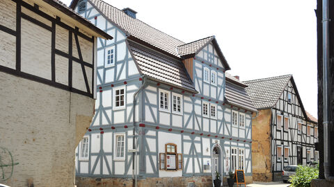 Die alte Bäckerei in Felsberg von außen, ein blau gehaltenes Fachhaus