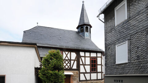 Die Alte Kirche Niedereisenhausen mit Fachwerk-Partie und spitzem Kirchturm