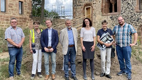 Bei ihrer Sommertour schaute Ministerin Dorn auch beim Kloster Konradsdorf vorbei. Ministerin Dorn vor dem Kloster Konradsdorf mit Vertreterinnen und Vertretern der hessischen Verwaltung der Schlösser und Gärten.