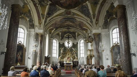 Blick in die Kirche St. Cäcilia, eine barocke Kirche mit aufwändigen Fresken