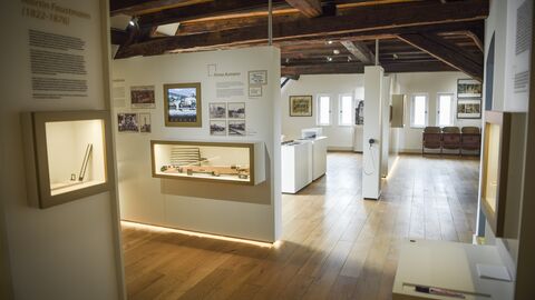 Die modern gestaltete Ausstellung im Territorialmuseum Babenhausen enthält zahlreiche Mitmach-Stationen. Blick ins Territorialmuseum Babenhausen: Verschiedene Mitmachstationen mit Kopfhörern und Bildschirmen