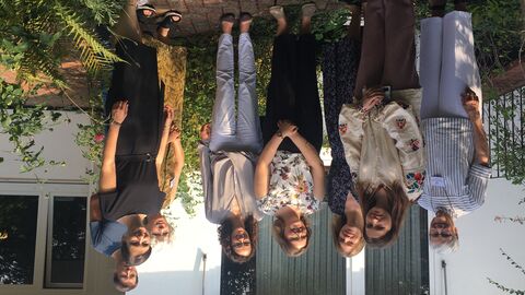 Ministerin Dorn (5.v.l.) mit Stipendiatin Victoria Feshchuk (2.v.l.) und Vertreterinnen des Vereins Gefangenes Wort e.V. und der Stiftung Brückner-Kühner  Ministerin Dorn steht mit Stipendiatin Victoria Feshchuk und Vertreterinnen des Vereins Gefangenes Wort e.V. und der Stiftung Brückner-Kühner im Garten vor der Wohnung der Stipendiatin