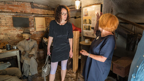 Luftschutzkeller und Notquartier im Heimatmuseum Reinheim machen die entbehrungsreichen Zeiten deutlich Ministerin Dorn steht mit Museumsleiterin Rosemarie Töpelmann in einem nachgebauten Luftschutzkeller im Heimatmuseum Reinheim