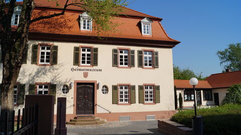 Das Heimatmuseum Raunheim, "Denkmal des Monats" August 2018. Das Museum Raunheim von außen, ein hübsches, hell gehaltenes Haus im Gründerstil