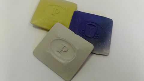 Drei quadratische Schneiderkreidestücke