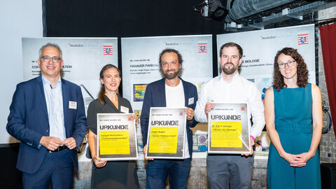 Kunstministerin Dorn mit Wirtschaftsminister Al-Wazir und den Gewinnerinnen und Gewinnern des Landeswettbewerbs "Alles Fassade".