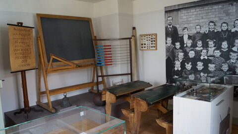 Historisches Klassenzimmer im Heimatmuseum Raunheim Historisches Klassenzimmer im Heimatmuseum Raunheim: Man sieht alte Schulbänke, eine Kreidetafel und ein altes Klassenfoto an der Wand
