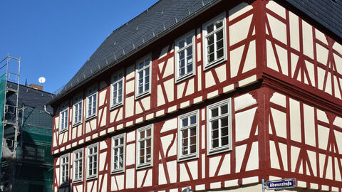 Die Instandsetzung des Gebäudes führte auch zu einer deutlichen Aufwertung der zentral durch den historischen Stadtkern führenden Bolongarostraße. Das Fachwerkhaus in der Bolongarostraße in Höchst von außen; ein schmuckes Fachwerkhaus