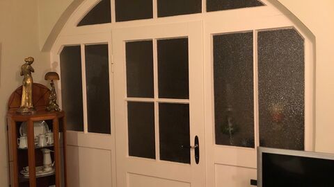 Im Haus finden sich viele bau- und kunsthandwerkliche Ausstattungen des bürgerlichen Jugendstils. Eine fensterreiche Salontür in der Villa Stosch, im Halbbogen gestaltet
