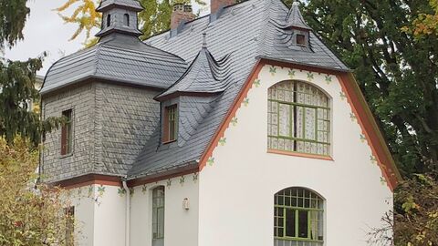 Die Villa Stosch von außen, ein weißer Villenbau mit grauem Dach