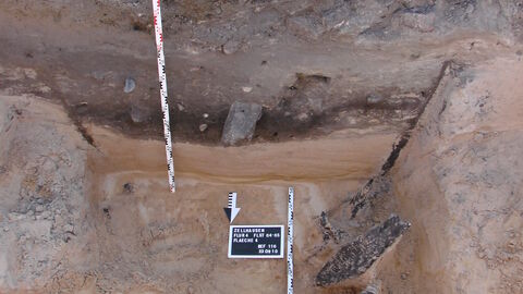 Blick in die Ausgrabungsstätte Mainhausen-Zellhausen, ein Loch im Boden mit Messstäben