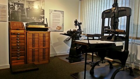 Blick ins Niddaer Heimatmuseum: Zu sehen sind historische Druckmaschinen  Maschinen und Einrichtungsgegenstände der ehemaligen Niddaer Druckerei Cloos sowie auch die Entwicklung des Zeitungswesens in der Stadt finden sich in der stadt- und regionalgeschichtlichen Ausstellung des Niddaer Heimatmuseums.