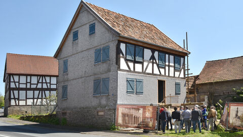 Das Haus Speier in Alsfeld von außen, ein zweistöckiges Fachwerkhaus mit Spitzdach und blauen Fensterläden