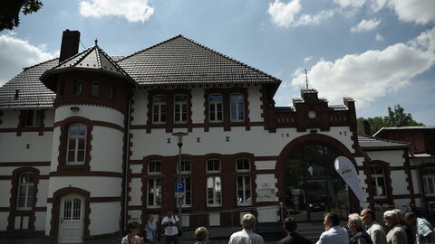 Im Juli 2018 besuchte der damalige Kunst- und Kulturminister Boris Rhein das Generationenhaus Bahnhof Hümme.