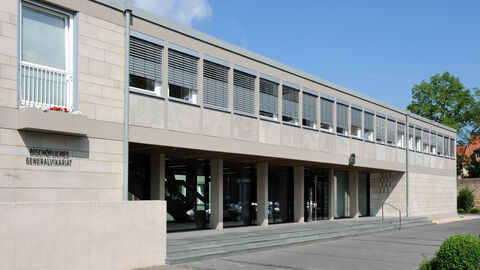 Der Bau der Bistumsverwaltung, ein rechteckiges Betonhaus mit Fensterfront