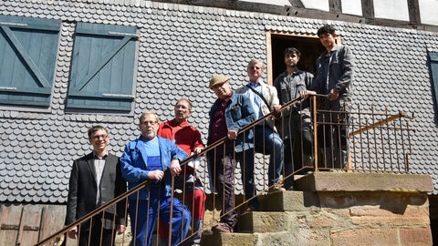 Mitglieder des Vereins „Gedenkstätte Speier Angenrod“ stehen auf der Treppe vor dem Haus Speier