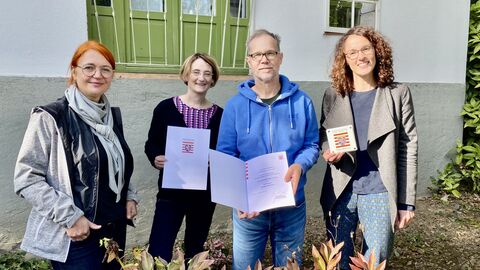 Ministerin Dorn mit dem Eigentümerpaar der Villa Stosch, sie halten die Urkunde und Plakette hoch; daneben steht die 1. Kreisbeigeordnete Madlen Overdick.