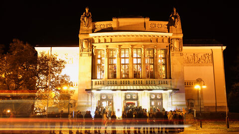 Das Stadttheater Gießen von außen, angeleuchtet bei Nacht
