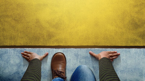 Ein Mann steht an einer Startlinie, fertig zum Loslaufen