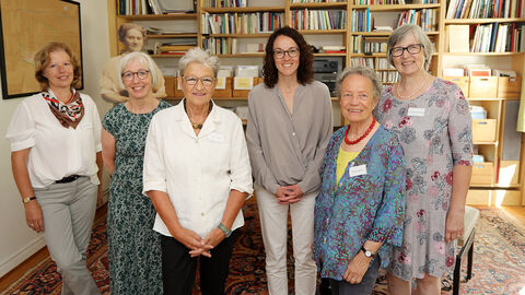 Gruppenbild mit Ministerin Dorn und Vertreterinnen des Kasseler Furore-Verlags. Auf ihrer Sommertour macht die Ministerin beim Kasseler Furore-Verlag Halt und überlegt gemeinsam mit den Vertreterinnen des Verlags, wie mehr Werke von Komponistinnen auf die hessischen Bühnen gebracht werden können.