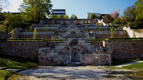Die Gedenkstätte für die Gefallenen und Opfer des Ersten und Zweiten Weltkriegs in der Kasseler Karlsaue soll im Sprachgebrauch des Landes Hessen und der Museumslandschaft Hessen Kassel (MHK) künftig konsequent als „Mahnmal“ und nicht als „Ehrenmal“ bezeichnet werden.  Die Gedenkstätte in der Karlsaue, ein terrassenförmiger Bau