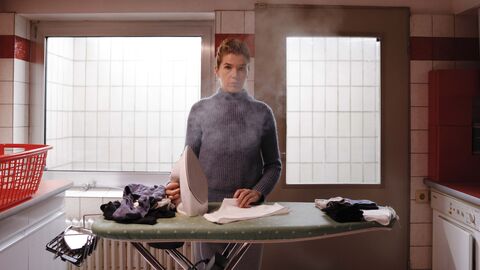 Szene aus "Mutter" Szene aus "Mutter": Die Hauptdarstellerin Anke Engelke steht mit leerem Gesichtsausdruck am Bügelbrett