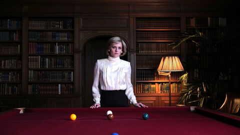 Szene aus "Spencer": Lady Di steht an einem Billardtisch