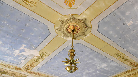 Detailaufnahme der Einrichtung in der ehemaligen Synagoge Abterode: Eine prachtvolle Deckenbemalung mit goldener Lampe