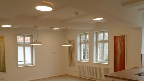 Innenansicht des restaurierten Fachwerkhauses in der Markstraße in Grebenstein, ein freundlicher heller Raum mit Kunstwerken an der Wand