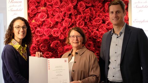Angela Dorn mit Museumsleiterin Dr. Jutta Pauli und dem Vorsitzenden des Rosenmuseums Steinfurth e.V., Christian Schultheis, bei der Übergabe des Preises.   Angela Dorn mit Museumsleiterin Dr. Jutta Pauli und dem Vorsitzenden des Rosenmuseums Steinfurth e.V., Christian Schultheis, halten die Auszeichnung in die Kamera