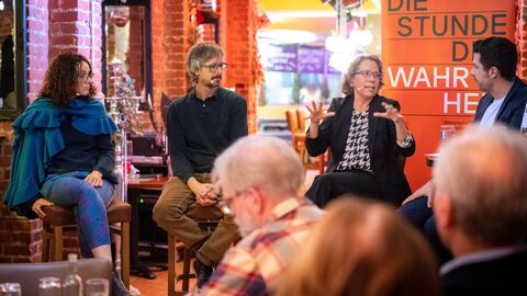 Die Runde aus der "Stunde der Wahrheit" in Wetzlar: Ministerin Angela Dorn, Prof. Dr. Matthias Hollick, Prof. Dr. Michèle Knodt und Moderator Tim Berendonk