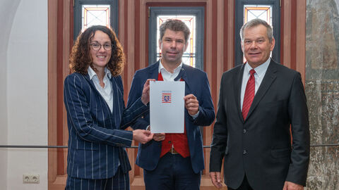 Ministerin Dorn übergibt den Förderbescheid an Prof. Dr. Thomas Nauss, Universitätspräsident der Philipps-Universität Marburg, und Dr. Thomas Spies, Oberbürgermeister der Stadt Marburg.